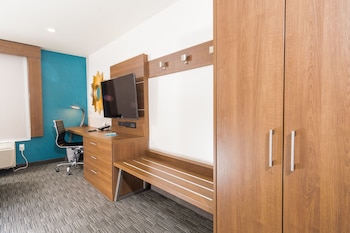 holiday inn express and suites hollywood walk of fame