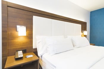 holiday inn express and suites hollywood walk of fame