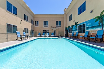 Holiday Inn Express & Suites Hollywood Walk Of Fame,Hollywood Hills>>Hollywood,3 star