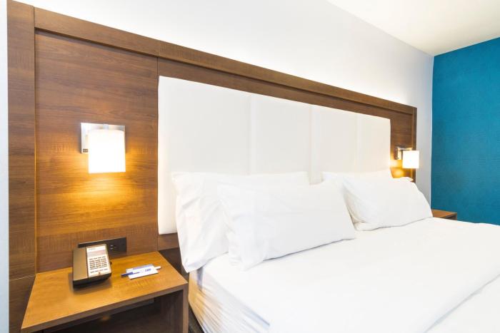 holiday inn express and suites hollywood walk of fame