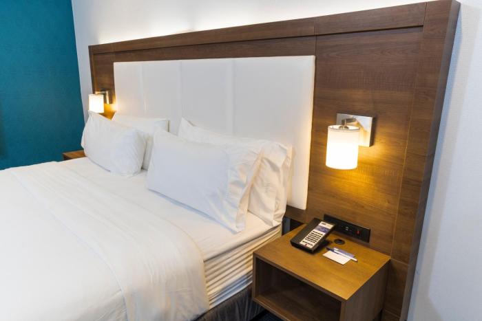 holiday inn express and suites hollywood walk of fame