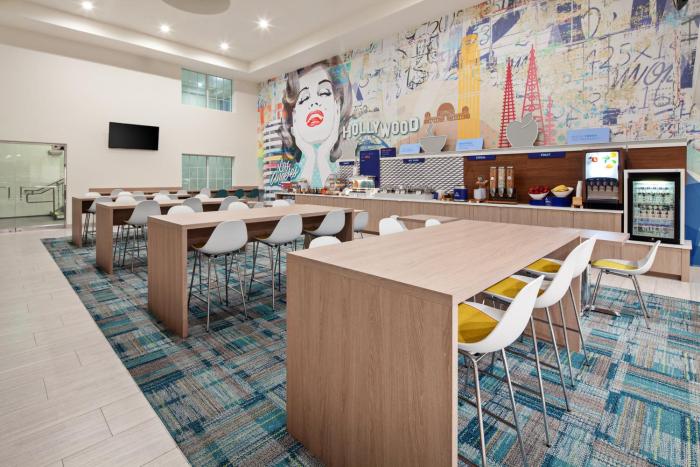 holiday inn express and suites hollywood walk of fame