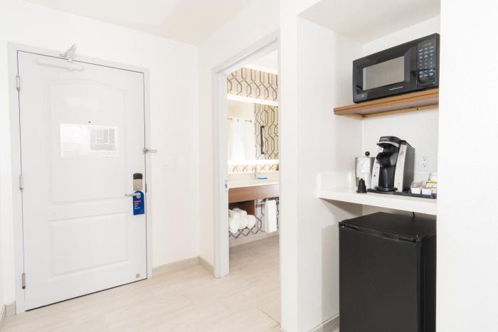 holiday inn express and suites hollywood walk of fame