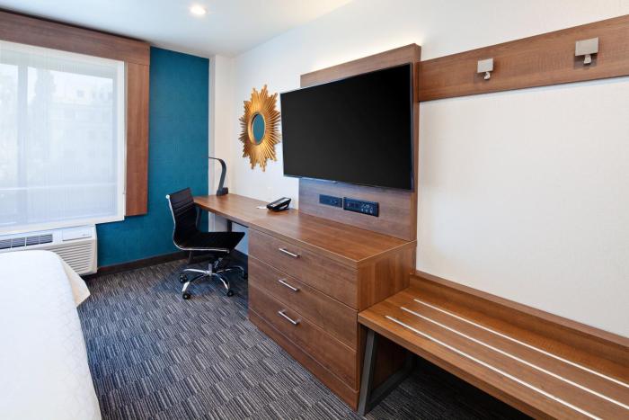 holiday inn express and suites hollywood walk of fame