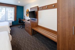 holiday inn express and suites hollywood walk of fame