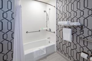 holiday inn express and suites hollywood walk of fame