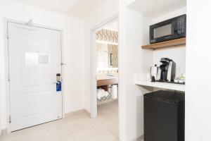 holiday inn express and suites hollywood walk of fame