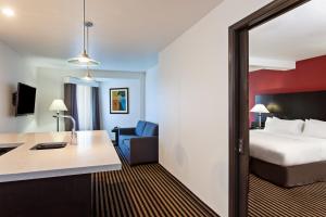 holiday inn express and suites hollywood walk of fame