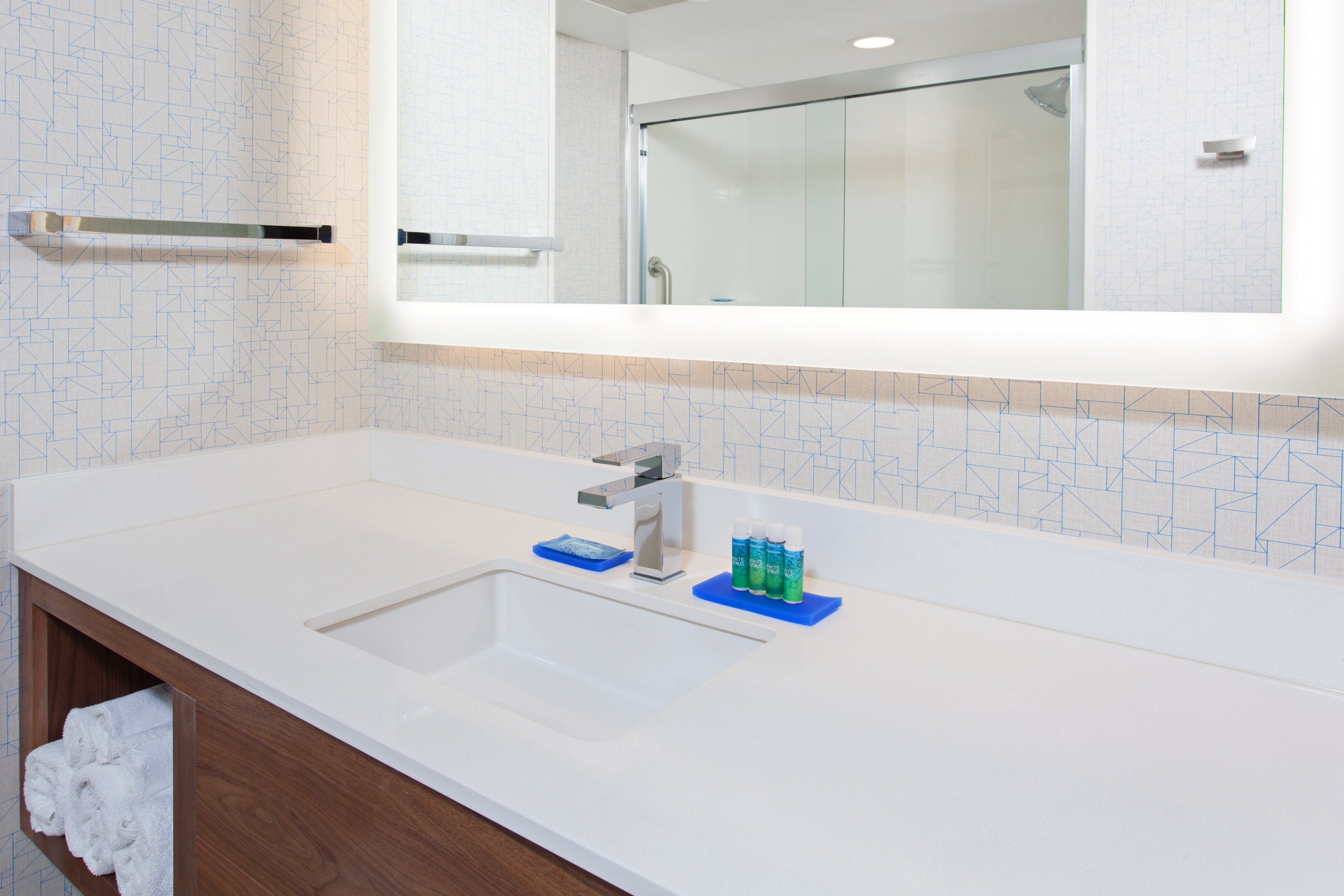 holiday inn express and suites pasadena los angeles