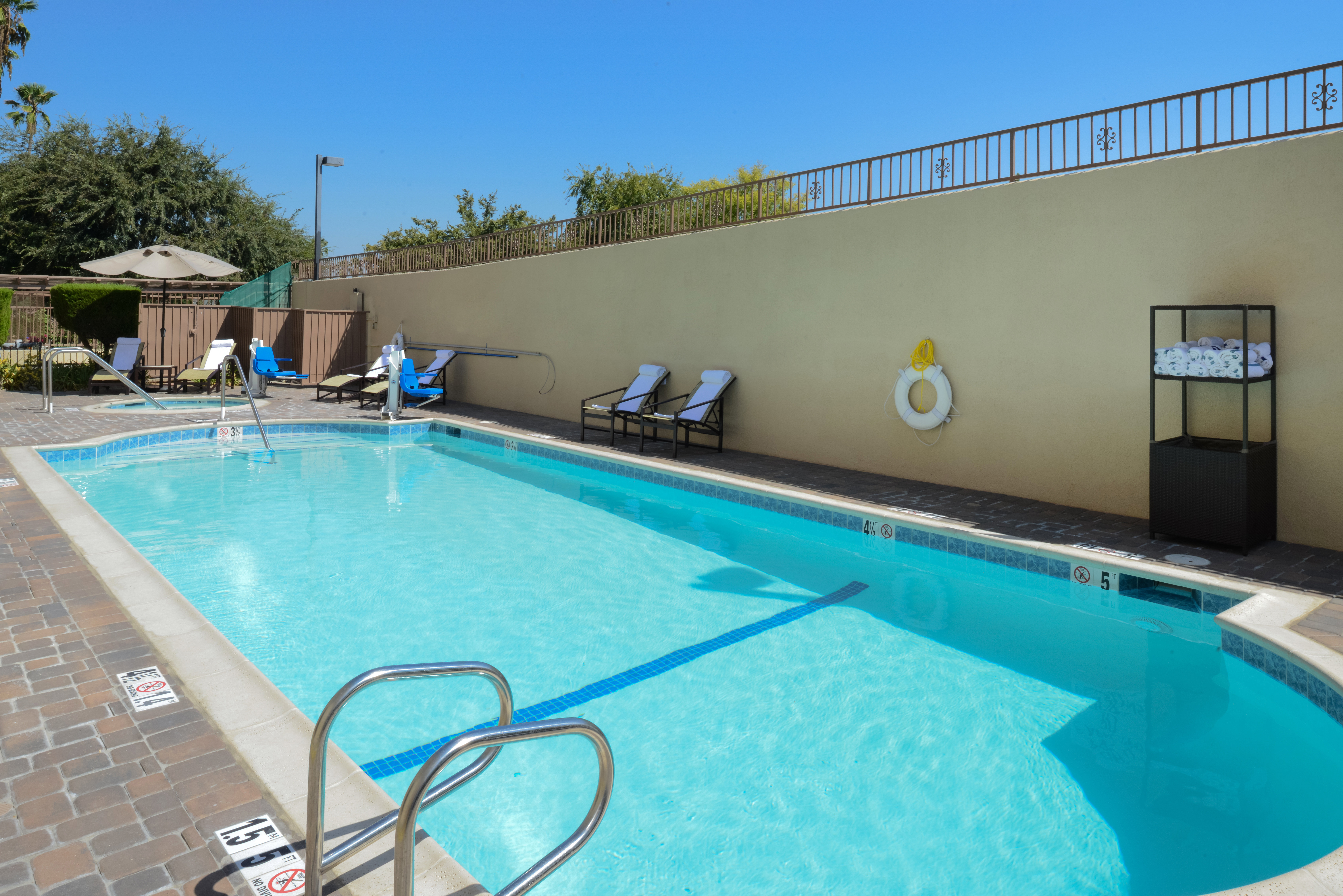 holiday inn express and suites pasadena los angeles