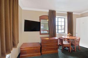 super 8 by wyndham hollywood la area