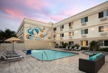 redondo beach hotel tapestry collection by hilton