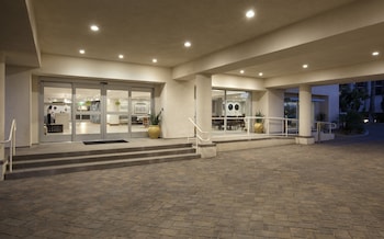 redondo beach hotel tapestry collection by hilton