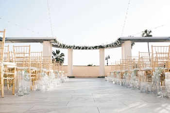 redondo beach hotel tapestry collection by hilton