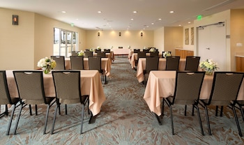 redondo beach hotel tapestry collection by hilton