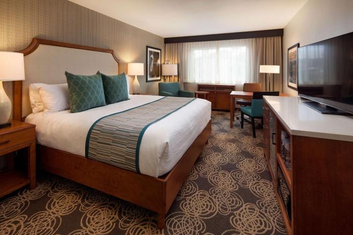 redondo beach hotel tapestry collection by hilton