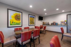 comfort inn and suites hays i 70