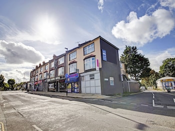 oyo bostons manor hotel hanwell london