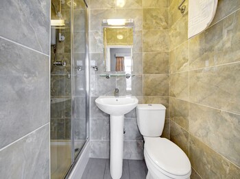 oyo bostons manor hotel hanwell london