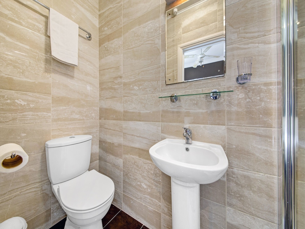 oyo bostons manor hotel hanwell london
