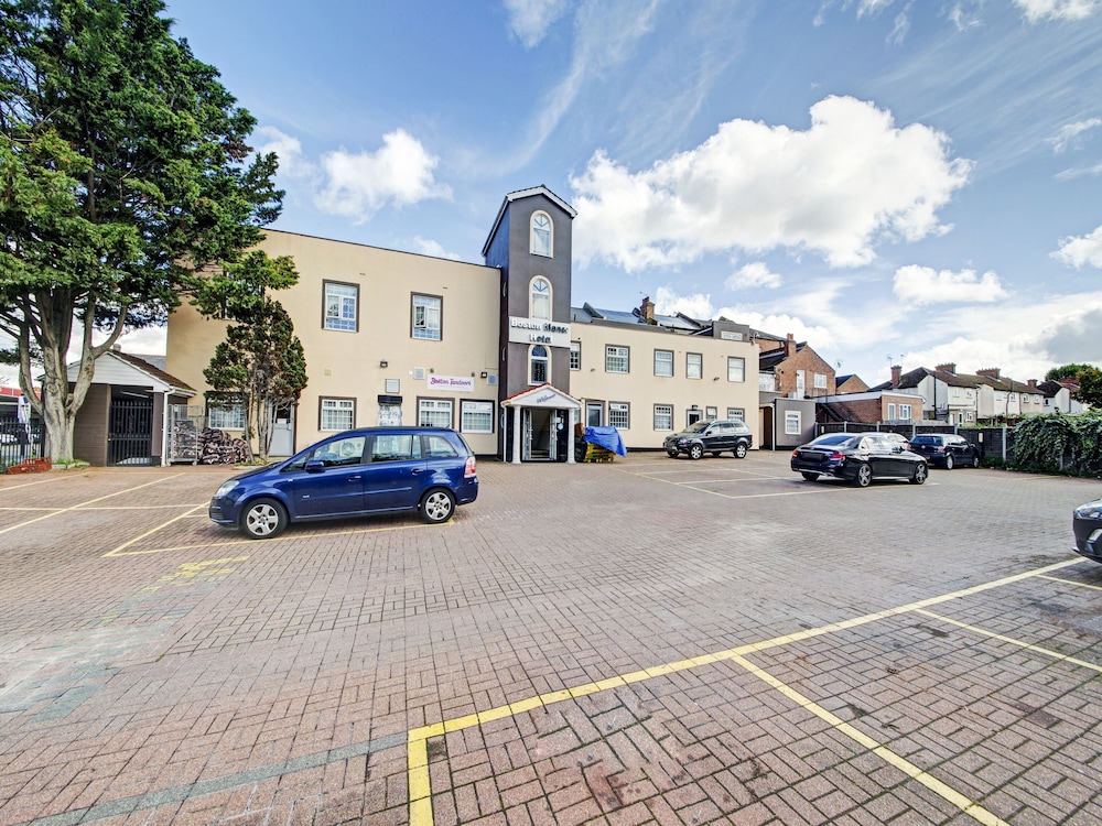 oyo bostons manor hotel hanwell london