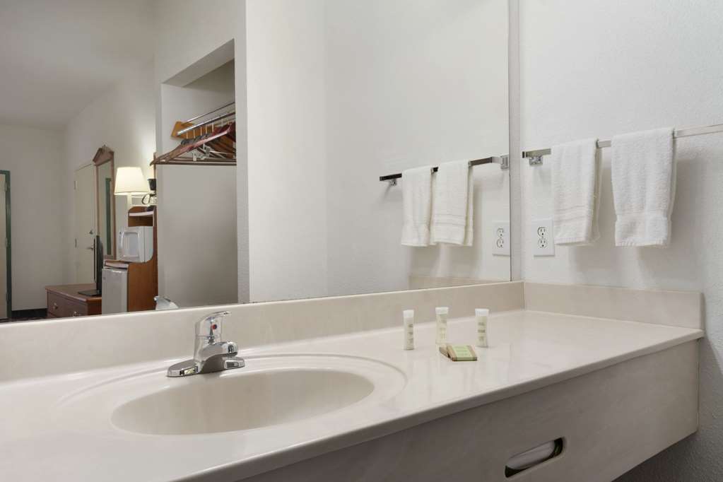 super 8 by wyndham chatsworth dalton