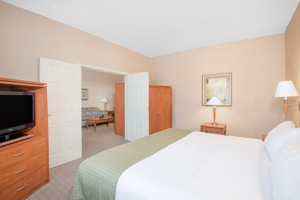 holiday inn and suites goodyear west phoenix area