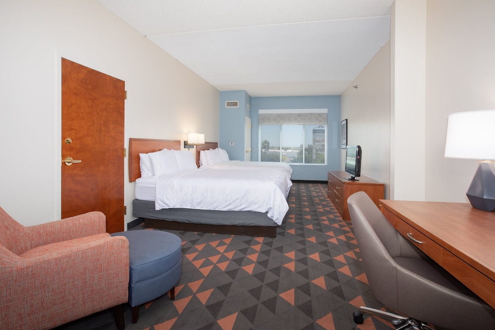 holiday inn and suites goodyear west phoenix area