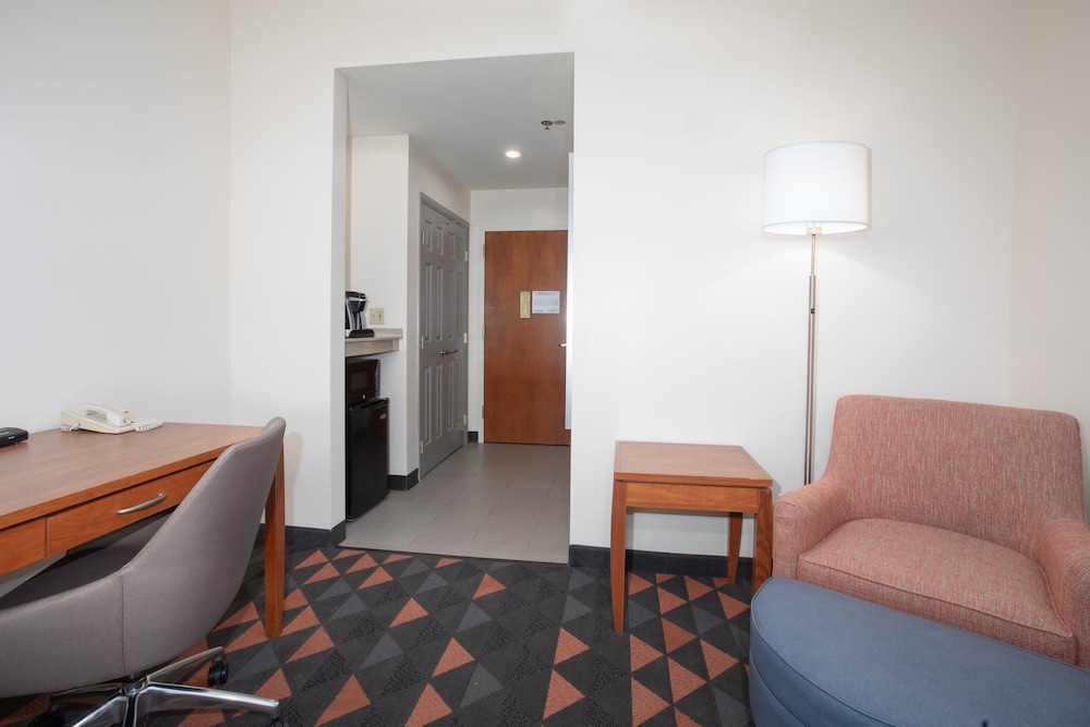 holiday inn and suites goodyear west phoenix area