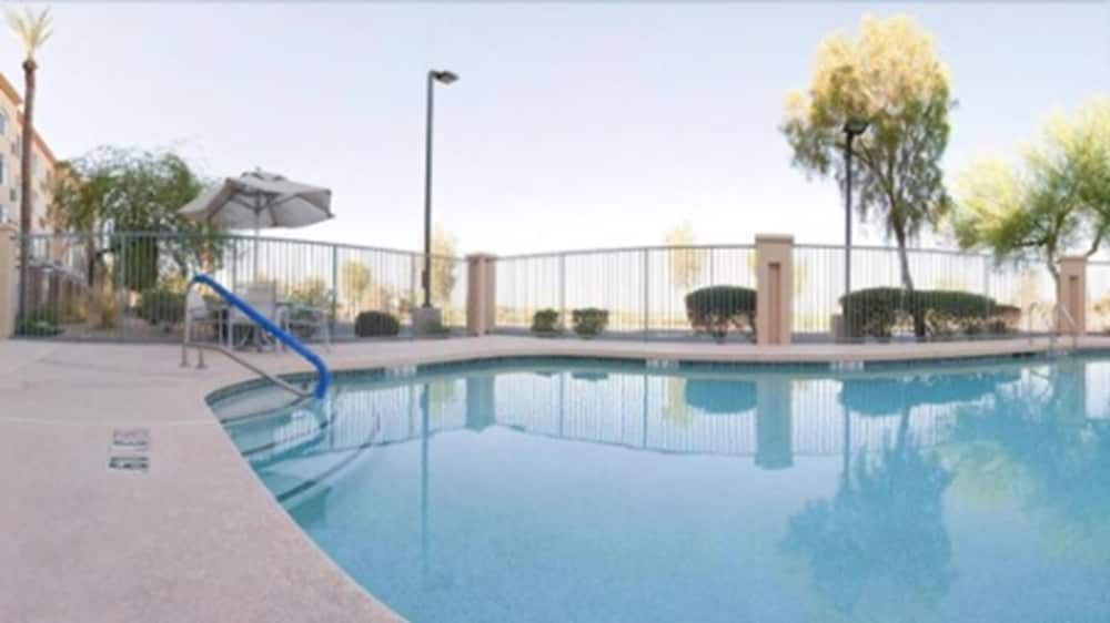 holiday inn and suites goodyear west phoenix area