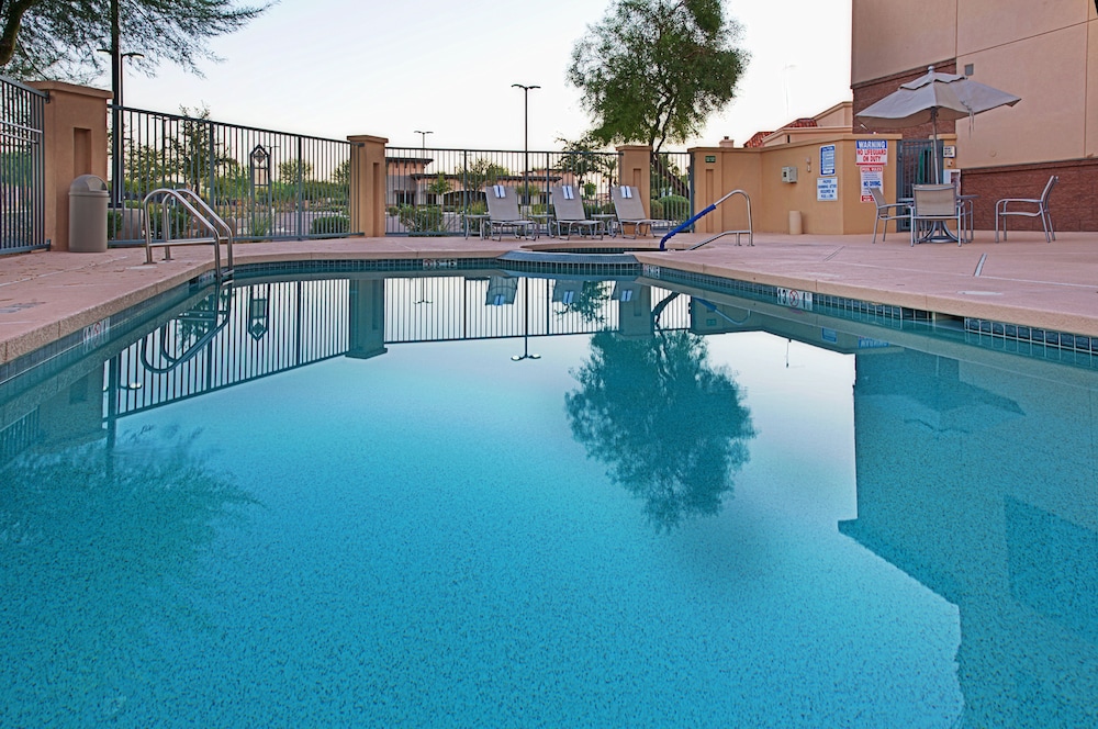 holiday inn and suites goodyear west phoenix area