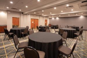 holiday inn and suites goodyear west phoenix area