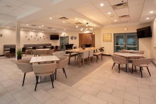 holiday inn and suites goodyear west phoenix area
