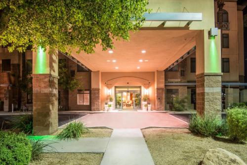 holiday inn and suites goodyear west phoenix area