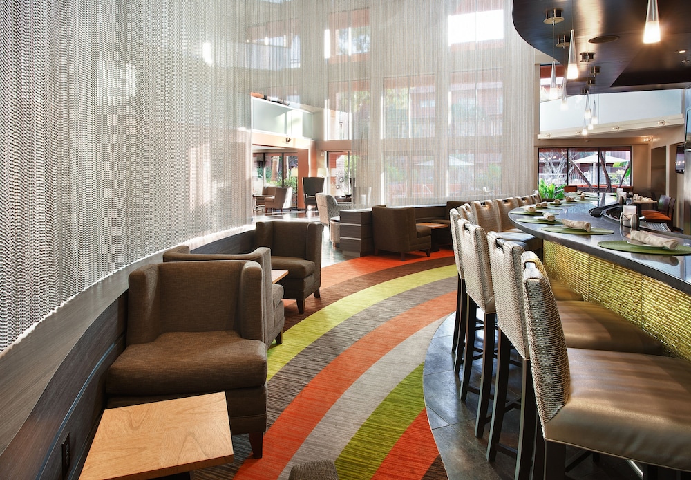 holiday inn and suites phoenix airport north by ihg