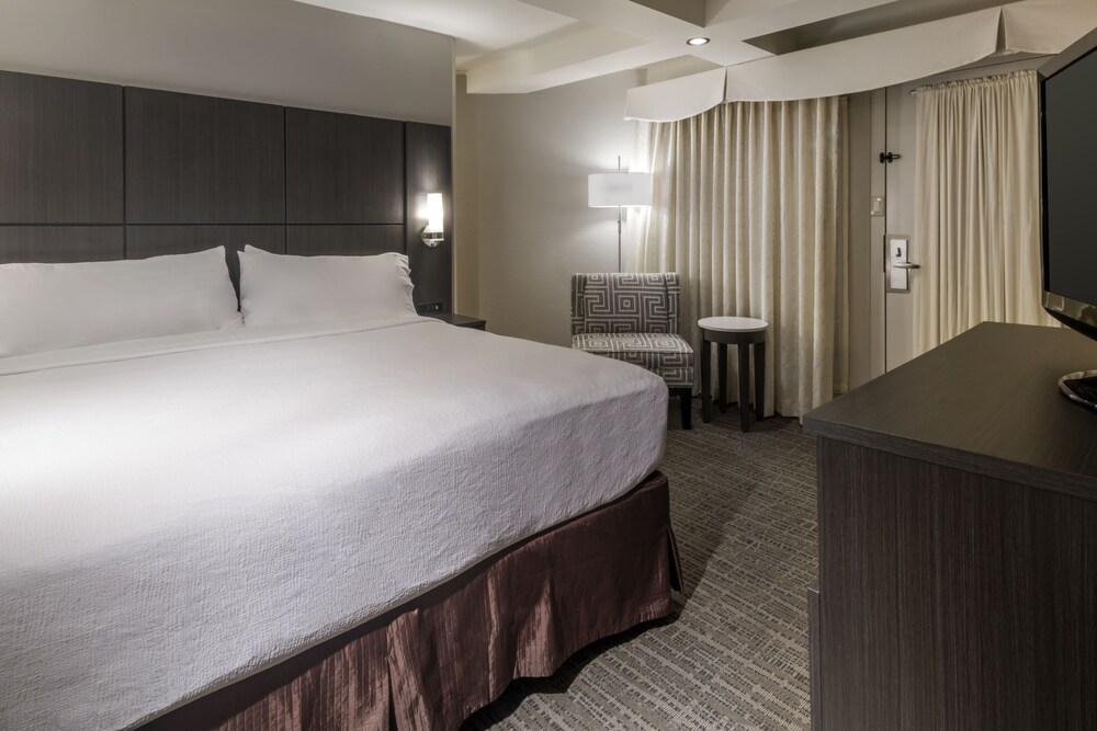holiday inn and suites phoenix airport north by ihg