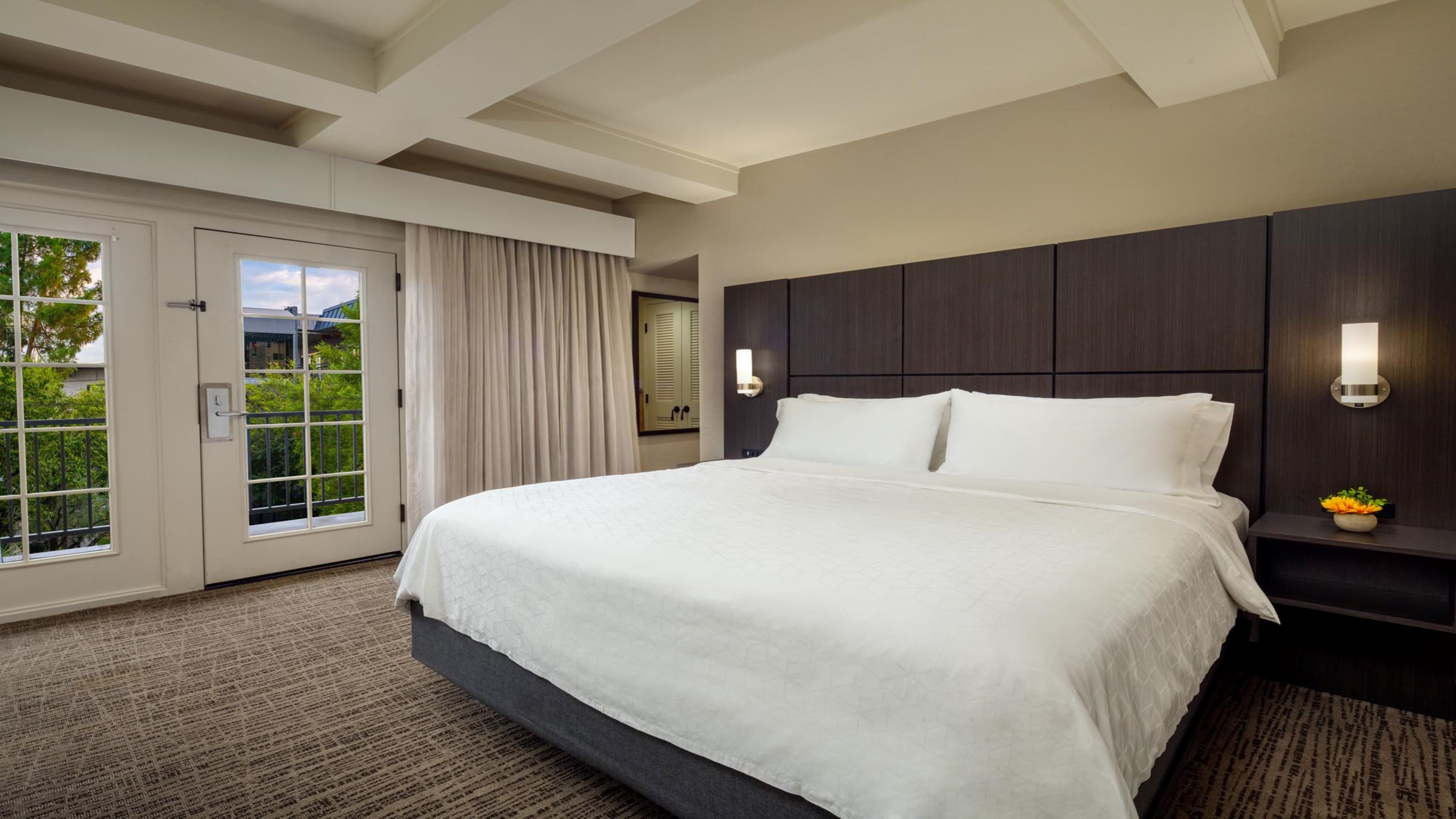 holiday inn and suites phoenix airport north by ihg