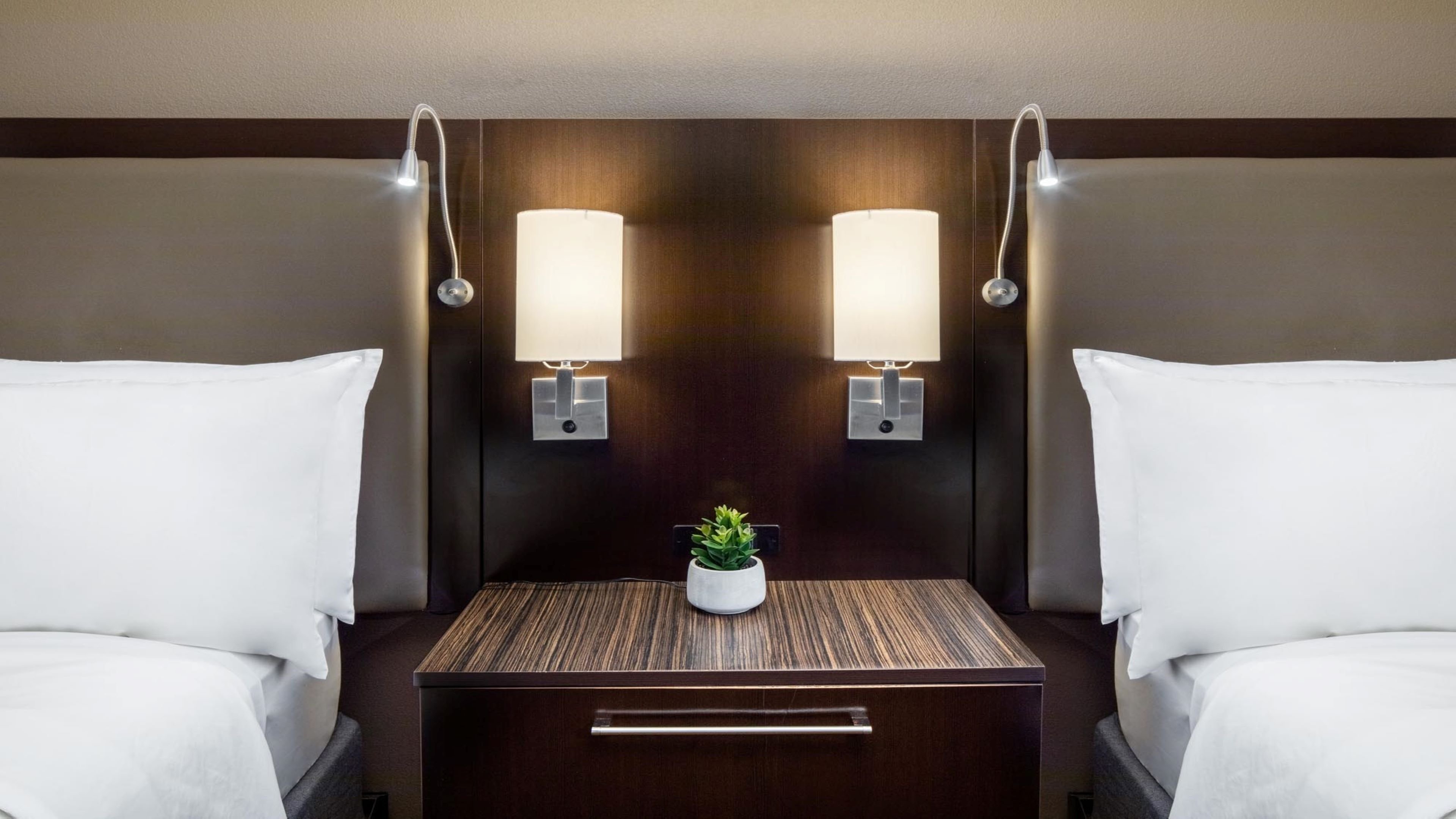 holiday inn and suites phoenix airport north by ihg