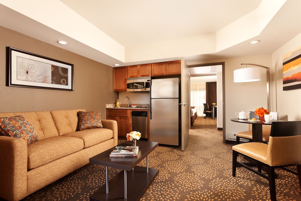 holiday inn and suites phoenix airport north by ihg
