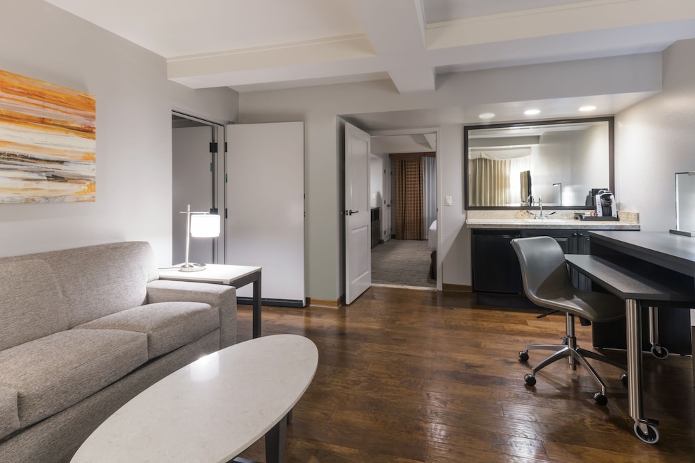 holiday inn and suites phoenix airport north by ihg