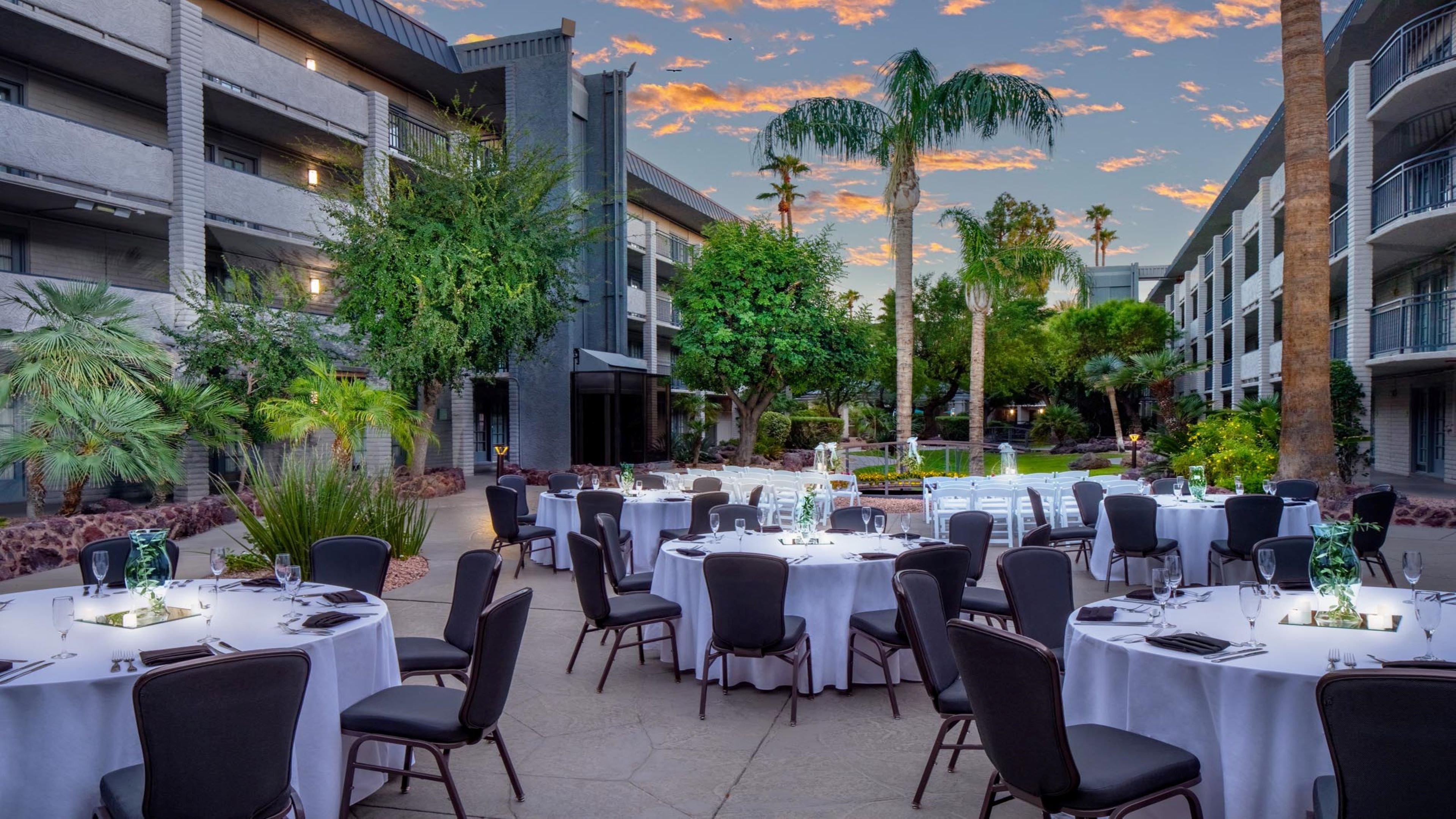 holiday inn and suites phoenix airport north by ihg