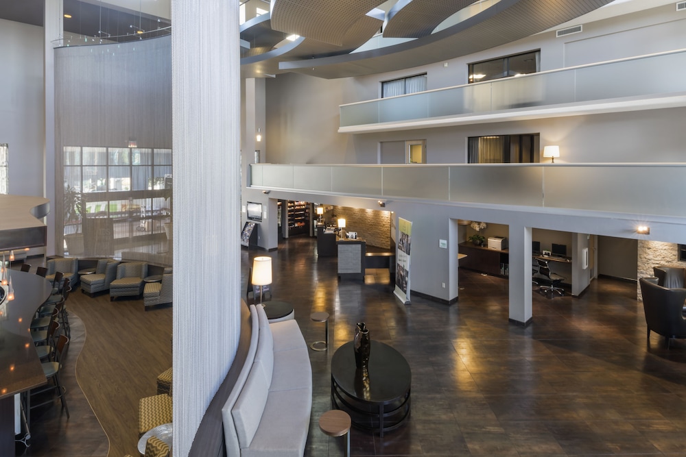 holiday inn and suites phoenix airport north by ihg
