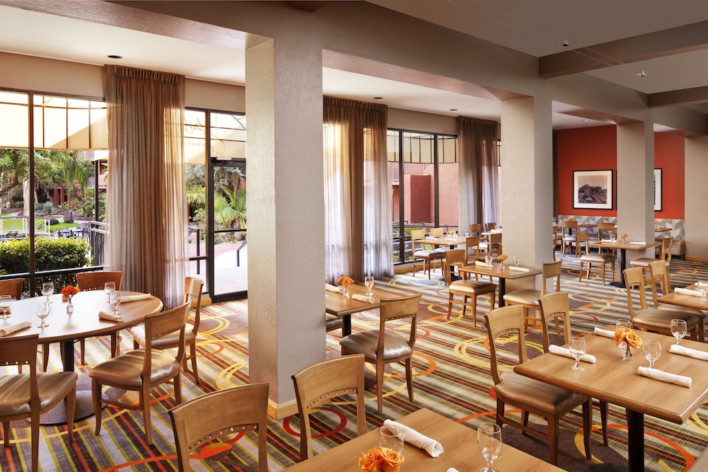 holiday inn and suites phoenix airport north by ihg