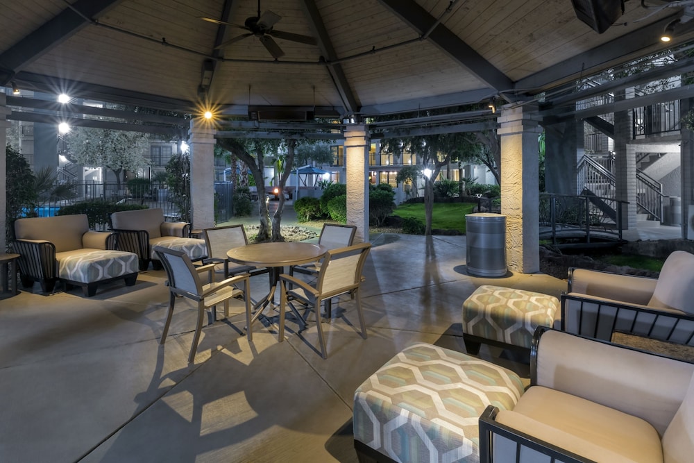 holiday inn and suites phoenix airport north by ihg