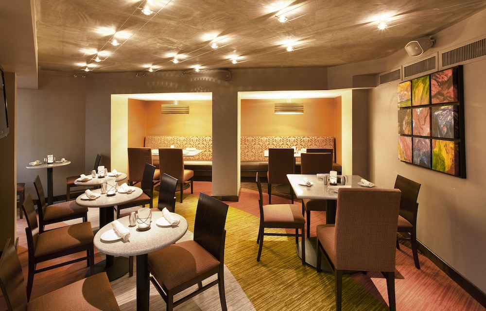 holiday inn and suites phoenix airport north by ihg