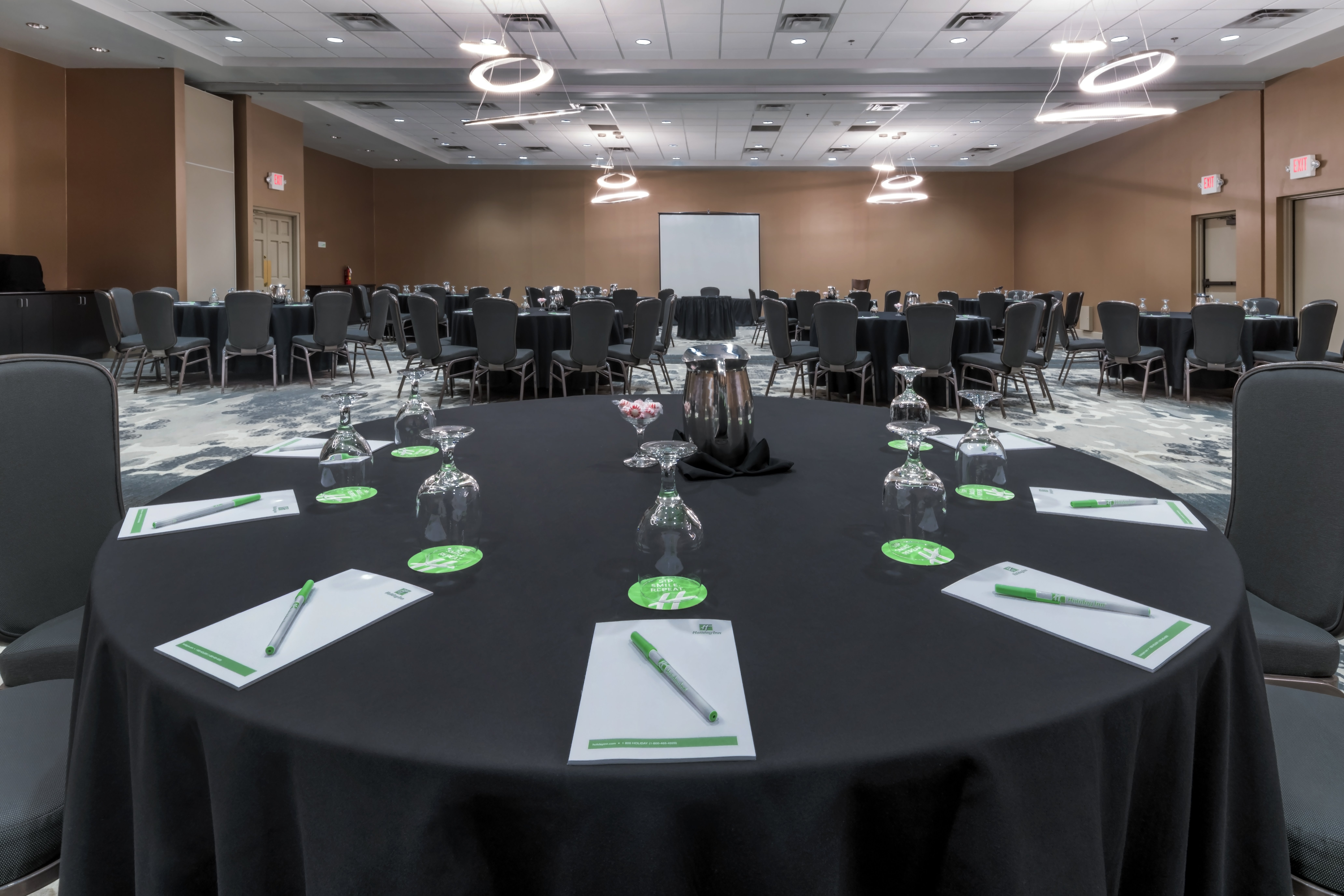 holiday inn and suites phoenix airport north by ihg