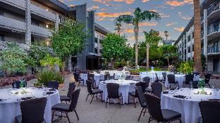 holiday inn and suites phoenix airport north by ihg