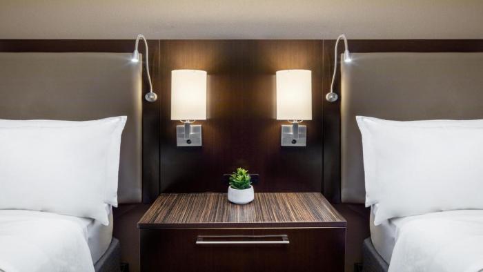 holiday inn and suites phoenix airport north by ihg