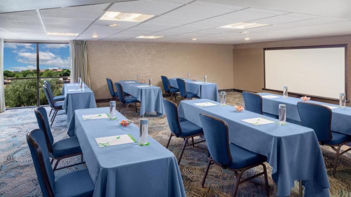 holiday inn and suites phoenix airport north by ihg