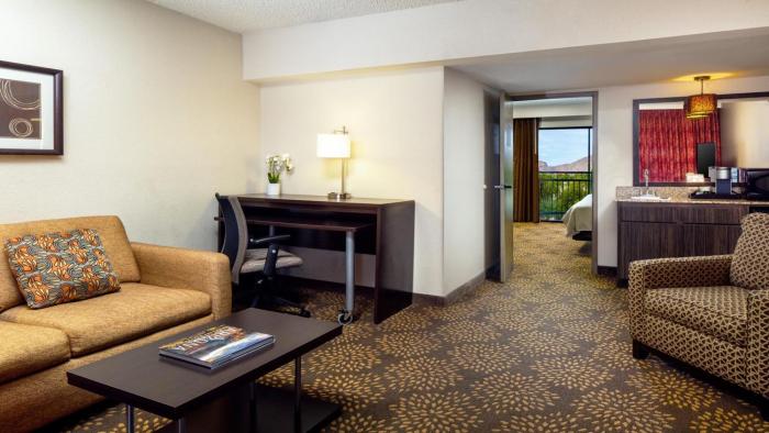 holiday inn and suites phoenix airport north by ihg